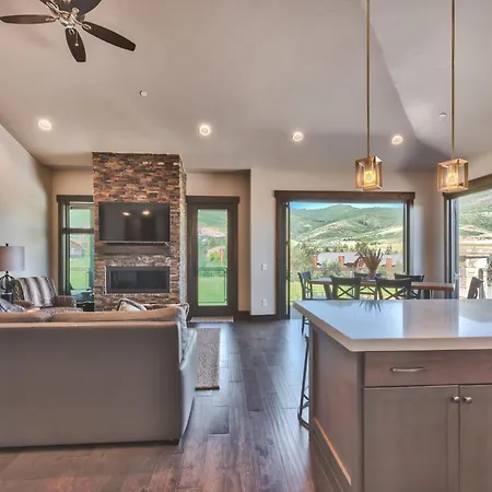 Blackstone Luxury Top Floor 2Br, Walk To Skiing At Cabriolet, Shared Pool And Hot Tub, Mountain View